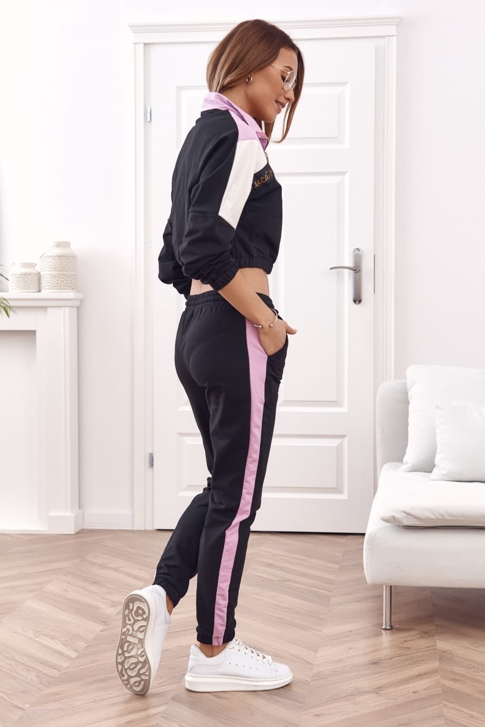Comfortable tracksuit sweatshirt with a stand-up collar and pants